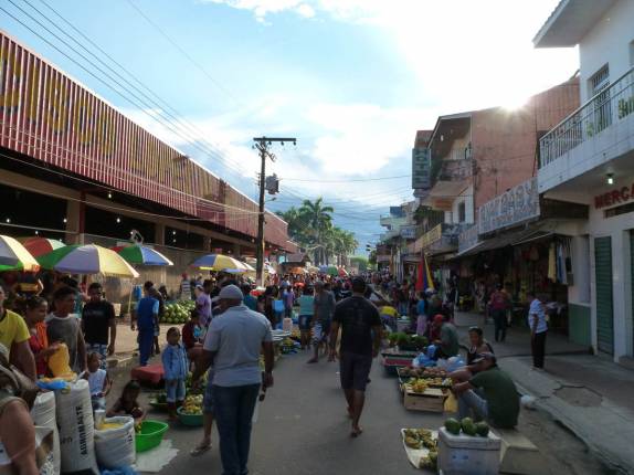 Mercado de frutas e verduras em Coari, às margens do rio Solimões, no Amazonas